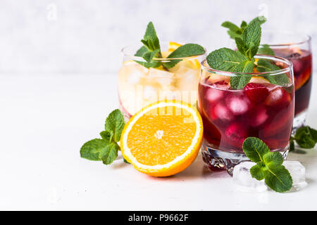 Bianco, rosa e rosso sangria con frutta, ghiaccio e menta. Estate drink alcolici e gli ingredienti. Foto Stock