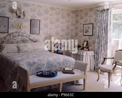 Blue+white Toile de Jouy tappezzeria e tendaggi e biancheria da letto nella camera da letto del paese Foto Stock