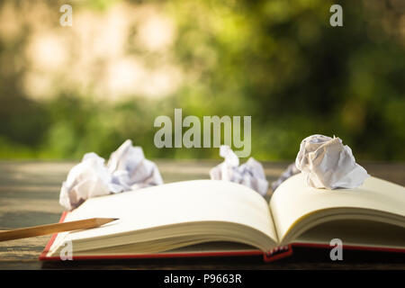 Concetto idea. Aprire il libro vintage con carta accartocciata a sfera e matita. Copia dello spazio per il tuo testo. Grande concettuale idee sono sempre disponibili. Creative Foto Stock