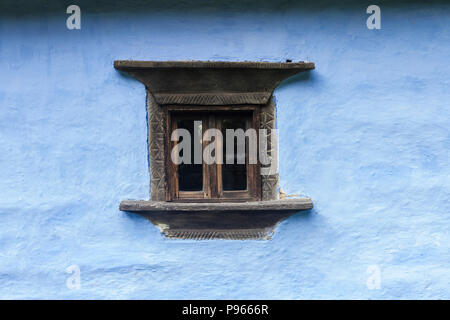 Intagliato di legno vecchio sulla finestra di casa blu Foto Stock