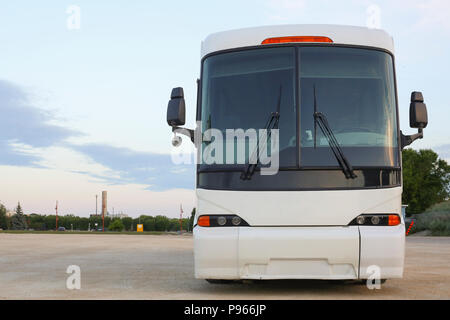 Winnipeg, Manitoba/Canada - Luglio 10, 2018: bus bianco interrotta in un enorme parco Foto Stock