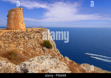 Costa del Salento: Torre di avvistamento di Minervino. Si trova nella Costa di Otranto Santa Maria di Leuca e nel Parco Naturale Regionale dei boschi di Tricase. Italia, Puglia. Foto Stock