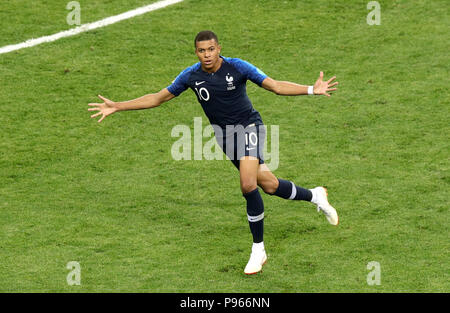 In Francia la Kylian Mbappe punteggio celebra il suo lato del quarto obiettivo di gioco durante la finale della Coppa del Mondo FIFA al Luzhniki Stadium di Mosca. Foto Stock