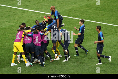 In Francia la Kylian Mbappe punteggio celebra il suo lato del quarto obiettivo di gioco durante la finale della Coppa del Mondo FIFA al Luzhniki Stadium di Mosca. Foto Stock