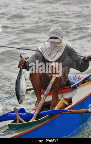 Alloggiamenti per North Bay, Philippines-October 15, 2016: i pescatori filippino utilizzare per andare a pescare nelle loro bangka imbarcazioni offshore al bay-quindi di vendere le proprie catture a Foto Stock