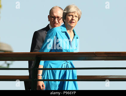 Theresa e Philip maggio il giorno tredici dei campionati di Wimbledon all'All England Lawn tennis and Croquet Club, Wimbledon. Foto Stock