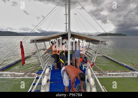 Alloggiamenti per North Bay, Philippines-October 15, 2016: Filippino pompa bangka barca prende un sacco di turisti torna al porto dopo la visita e godendo il M Foto Stock