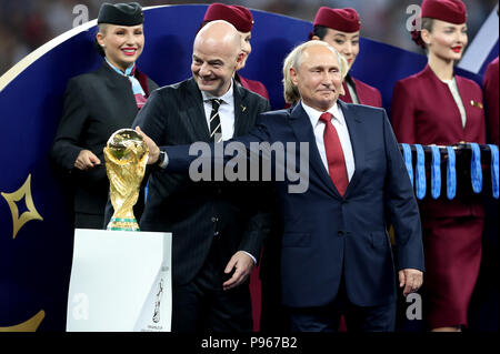 Presidente della Fifa Gianni Infantino (sinistra) e il Presidente russo Vladimir Putin con il World Cup Trofeo prima di iniziare la presentazione del trofeo dopo la finale della Coppa del Mondo FIFA al Luzhniki Stadium di Mosca. Foto Stock