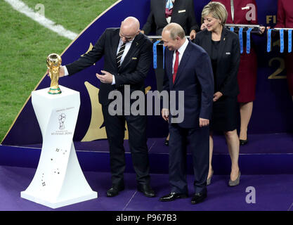 Presidente della Fifa Gianni Infantino e il Presidente russo Vladimir Putin prima di iniziare la presentazione del trofeo dopo la finale della Coppa del Mondo FIFA al Luzhniki Stadium di Mosca. Foto Stock