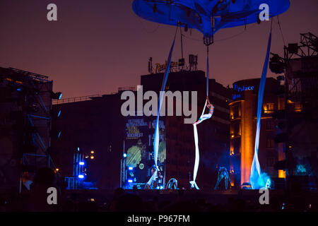 Bucarest, Romania - 14 Luglio 2018: Sonics in desiderano prestazioni al Festival del teatro in strada. Gli occhi bendati ballerini arrampicata corda e l esecuzione di antenna Foto Stock