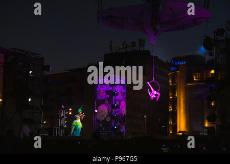 Bucarest, Romania - 14 Luglio 2018: leggiadra danzatrice eseguendo acrobazie aeree e bellissimo violino playe. Sonics nel desiderio di prestazioni a Street l'attrezzoin Foto Stock