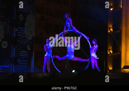 Bucarest, Romania - 14 Luglio 2018: Sonics in desiderano prestazioni al Festival del teatro in strada. Leggiadre ballerine su hula hoop cerchio Foto Stock