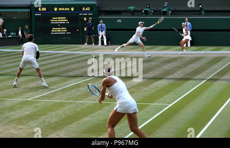 Jamie Murray (in alto a sinistra) e Victoria Azarenka (in alto a destra) durante la raddoppia il giorno tredici dei campionati di Wimbledon al All England Lawn Tennis e Croquet Club, Wimbledon. Foto Stock