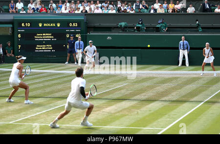 Jamie Murray (in alto a sinistra) e Victoria Azarenka (in alto a destra) durante le doppie il giorno tredici del Wimbledon Championships all'All England Lawn tennis and Croquet Club, Wimbledon. Foto Stock