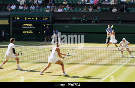 Victoria Azarenka (in alto a sinistra) e Jamie Murray (in alto a destra) durante le doppie il giorno tredici dei campionati di Wimbledon all'All England Lawn tennis and Croquet Club, Wimbledon. PREMERE ASSOCIAZIONE foto. Data foto: Domenica 15 luglio 2018. Vedi la storia della Pennsylvania tennis Wimbledon. Il credito fotografico dovrebbe essere: Nigel filo francese/PA. RESTRIZIONI: Solo per uso editoriale. Nessun uso commerciale senza previo consenso scritto dell'AELTC. Solo immagini fisse: Nessuna immagine in movimento per emulare la trasmissione. Nessuna sovrapposizione o rimozione di logo sponsor/annunci. Chiamare il numero +44 (0)1158 447447 per ulteriori informazioni. Foto Stock