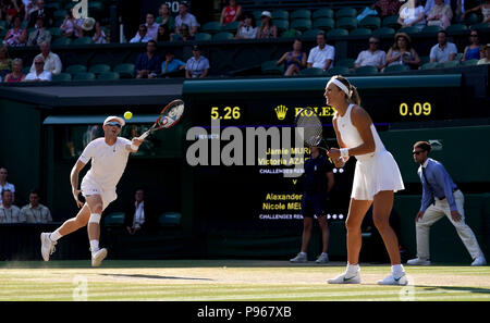 Jamie Murray (sinistra) e Victoria Azarenka (a destra) durante la raddoppia il giorno tredici dei campionati di Wimbledon al All England Lawn Tennis e Croquet Club, Wimbledon. Foto Stock