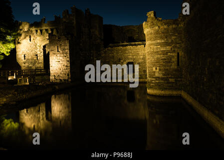 Beaumaris Castle di notte Foto Stock