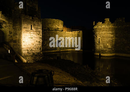 Beaumaris Castle di notte Foto Stock