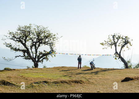 Lone uomo prendendo in vista dalla collina di Sarangkot, Pokhara, Nepal Foto Stock