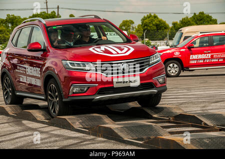 MG RX5 basato sulla Roewe RX5 e per le esportazioni verso il mercato Sud Americano essendo dimostrata su una strada accidentata off road di simulazione. Foto Stock