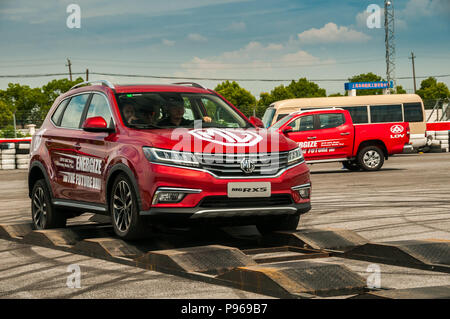 MG RX5 basato sulla Roewe RX5 e per le esportazioni verso il mercato Sud Americano essendo dimostrata su una strada accidentata off road di simulazione. Foto Stock