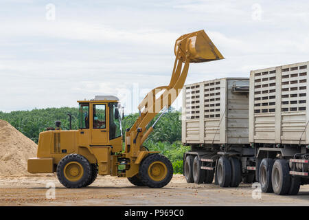 Bulldozer caricamento sabbia nel carrello Foto Stock