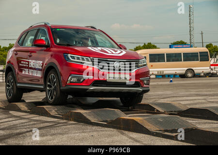 MG RX5 basato sulla Roewe RX5 e per le esportazioni verso il mercato Sud Americano essendo dimostrata su una strada accidentata off road di simulazione. Foto Stock