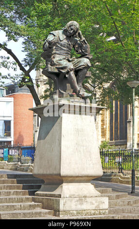 Una vista della statua commemorativa di Sir Thomas Browne, inglese polymath, a Hay Hill, Norwich, Norfolk, Inghilterra, Regno Unito, Europa. Foto Stock