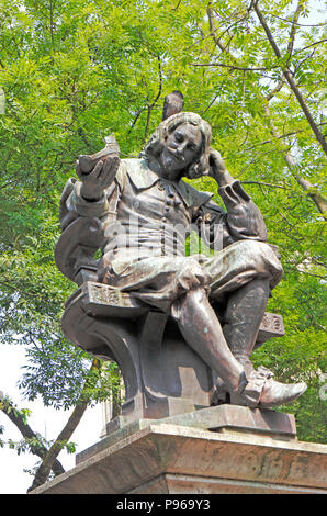 Una vista della statua di Sir Thomas Browne, inglese polymath, al piccione sulla testa a Hay Hill, Norwich, Norfolk, Inghilterra, Regno Unito, Europa. Foto Stock