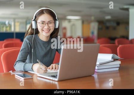 Torna all istruzione scolastica Conoscenza college university concetto, bella sorridente studentessa on-line utilizzando il servizio di istruzione, giovane donna cercando in Foto Stock