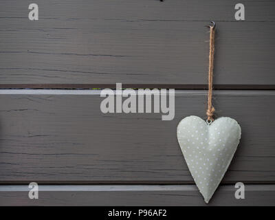 Decorazione cuore bianco su fondo in legno con spazio libero texture Foto Stock
