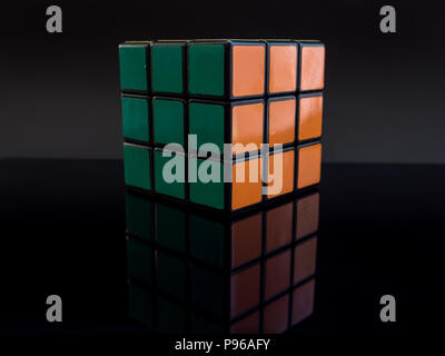 Cubo di Rubik su sfondo nero con la riflessione risolto studio luce Foto Stock