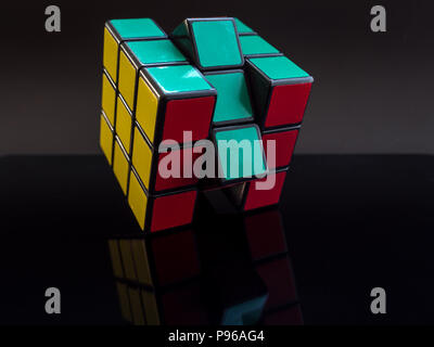 Cubo di Rubik su sfondo nero con la riflessione risolto studio luce Foto Stock