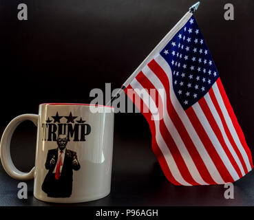 Trump tazza da caffè con piccole america bandiera nella campagna di briscola Foto Stock