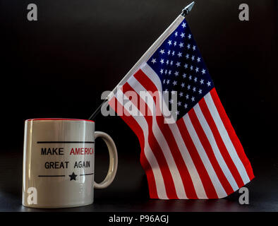 Trump fare america nuovamente grande tazza di caffè con poca america bandiera nella campagna di briscola Foto Stock