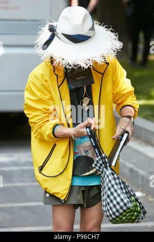 Milano - 18 giugno: l'uomo con il cappello di paglia e impermeabile giallo prima di Giorgio Armani fashion show, la Settimana della Moda Milanese street style il 18 giugno 2018 a Milano. Foto Stock