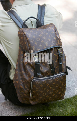 Milano - 18 giugno: Uomo marrone con Louis Vuitton sacchetto e blu