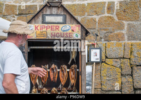Con salmone affumicato in vendita in un piccolo legno casa per fumatori Foto Stock