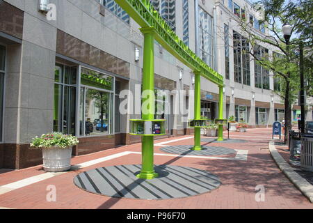 Libreria gratuita con un design accattivante al Monument Circle scena di strada nel centro di Indianapolis, Indiana. Foto Stock