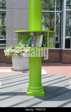 Libreria gratuita con un design accattivante al Monument Circle scena di strada nel centro di Indianapolis, Indiana. Foto Stock