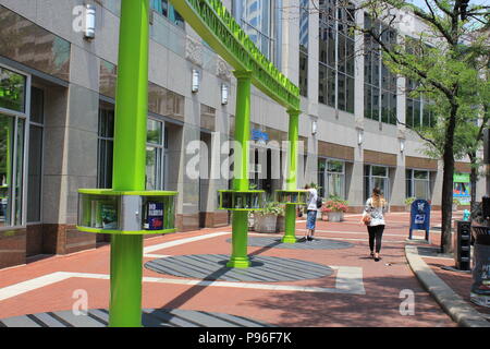 Libreria gratuita con un design accattivante al Monument Circle scena di strada nel centro di Indianapolis, Indiana. Foto Stock