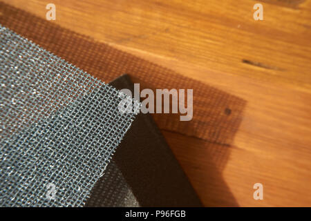 Equipaggiamento abrasivo fogli abrasivi e spugna per levigatura per sfregamento della parete o del legno. Close-up con spazio di copia Foto Stock