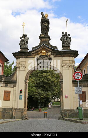 Cancello di ingresso al Monastero di Strahov, Strahovské Nádvoří, Hradčany, Praga Cechia (Repubblica Ceca), Europa Foto Stock