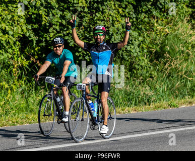 Sumner Washington, Stati Uniti d'America - Luglio 14th, 2018: Seattle a Portland di corsa in bicicletta (STP) ciclisti corsa giù per la Valle Ovest autostrada appena prima di Sumner Foto Stock