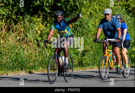 Sumner Washington, Stati Uniti d'America - Luglio 14th, 2018: Seattle a Portland di corsa in bicicletta (STP) ciclisti corsa giù per la Valle Ovest autostrada appena prima di Sumner Foto Stock
