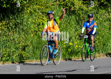 Sumner Washington, Stati Uniti d'America - Luglio 14th, 2018: Seattle a Portland di corsa in bicicletta (STP) ciclisti corsa giù per la Valle Ovest autostrada appena prima di Sumner Foto Stock