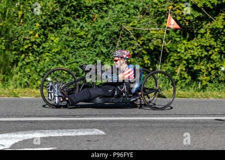 Sumner Washington, Stati Uniti d'America - Luglio 14th, 2018: Seattle a Portland di corsa in bicicletta (STP) ciclisti corsa giù per la Valle Ovest autostrada appena prima di Sumner Foto Stock