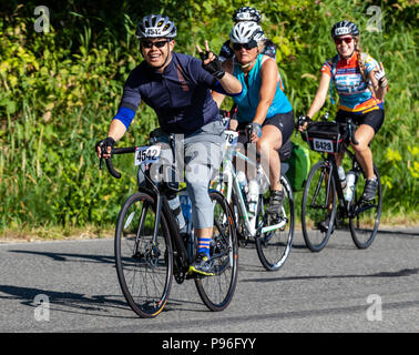 Sumner Washington, Stati Uniti d'America - Luglio 14th, 2018: Seattle a Portland di corsa in bicicletta (STP) ciclisti corsa giù per la Valle Ovest autostrada appena prima di Sumner Foto Stock