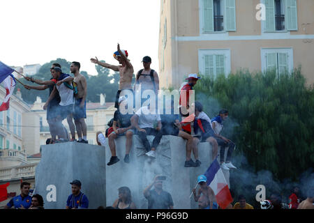 Menton, Francia - 15 Luglio 2018: 2018 FIFA World Cup Russia : Francia sostenitori celebrare in Menton dopo aver vinto la Coppa del Mondo con 4-2 vittoria su C Foto Stock