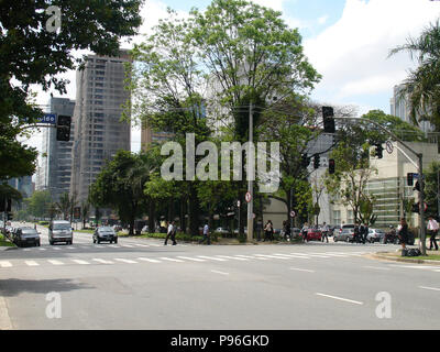 Città, traffico, Juscelino Kubitschek Avenue, Itaim Bibi, São Paulo, Brasile Foto Stock